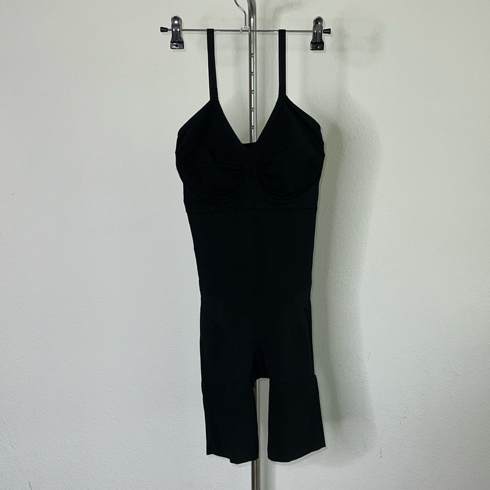 🔹 Spanx Mid-Thigh Bodysuit
